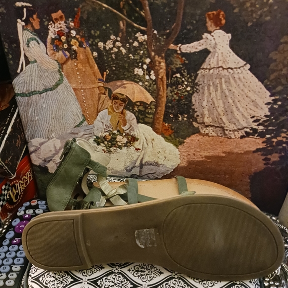👡G by GUESS OLIVE GREEN SANDALS.👡SIZE 10 WOMEN,A NICE GIFT ITEM.🎁 - Picture 11 of 12